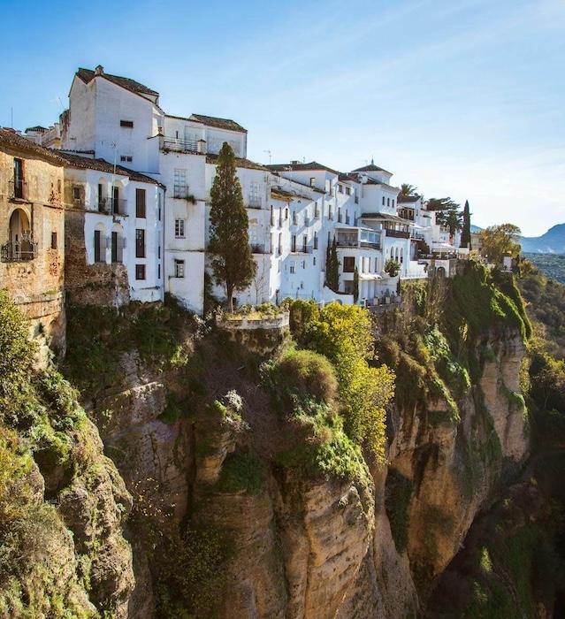 falaise dans le village blanc de Ronda en Andalousie