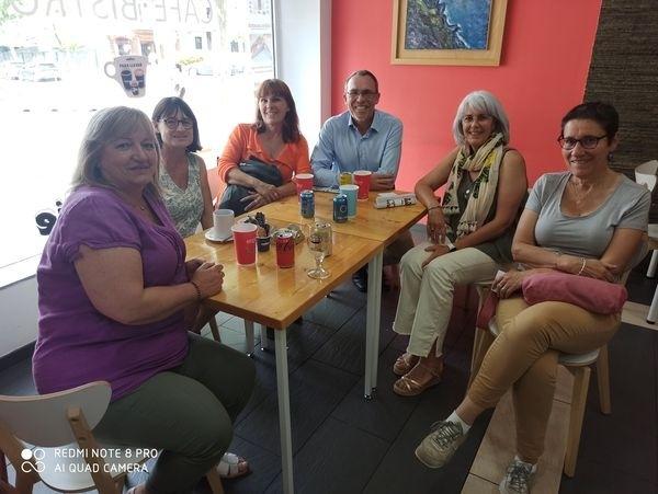 Renaud Le Berre avec des Français dans un bar