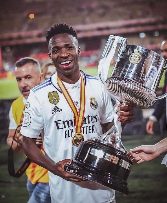 le joueur Vinicius Jr avec la Coupe du Real Madrid