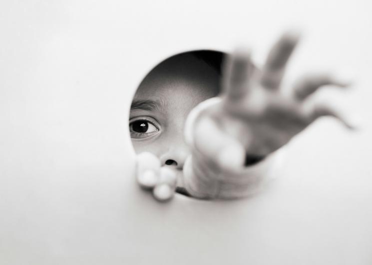 un enfant victime de violence à l'étranger