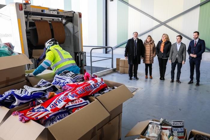 visite avec le maire de madrid de l'entrepot où sont les contrefaçons