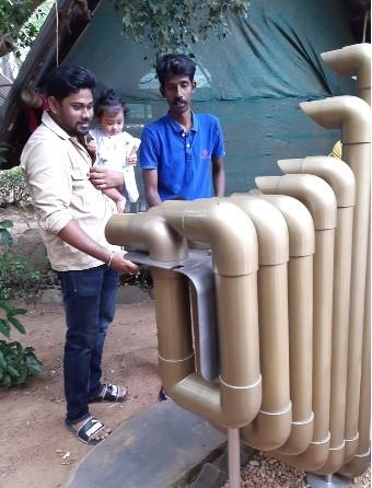 Un père et sa petite fille dans le jardin sonore de Svaram