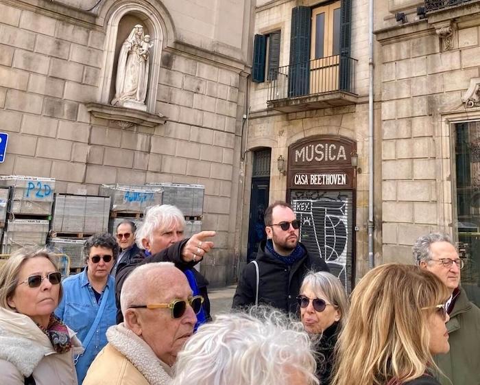pierre Lunel pointe du doigt un monument sur la rambla
