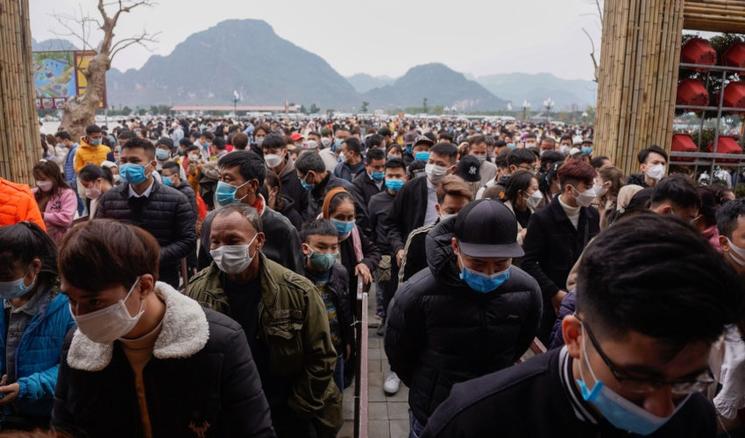 Visiteurs a l'entrée du temple au Vietnam pour un pèlerinage
