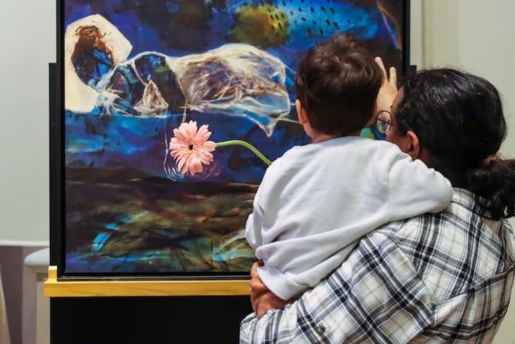 Visiteurs devant une œuvre exposée lors de l’exposition La Trace 2 au Lycée Saint-Michel d’Istanbul