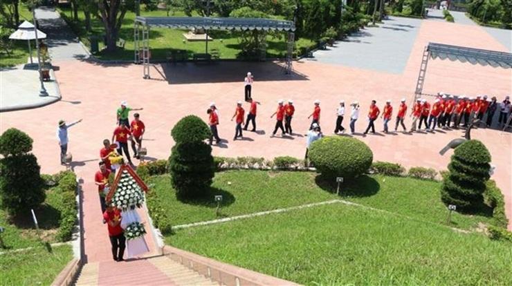 Visiteurs venant rendre hommage aux héros morts pour le Vietnam au site historique de la Citadelle de Quand Tri