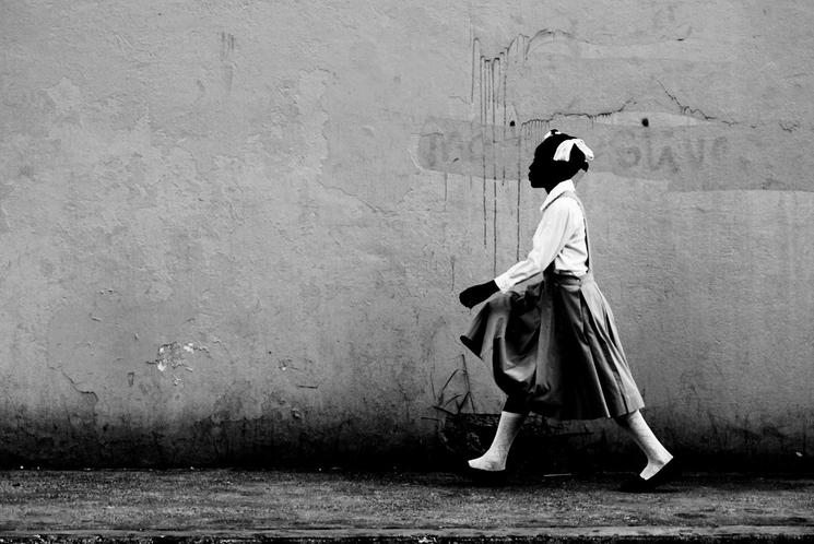 enfant fille noire qui marche sur trottoir