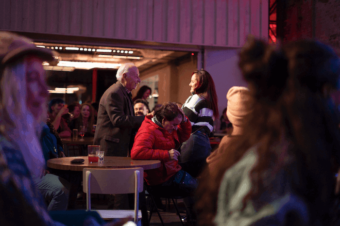 espagnols en train de faire la fete dans un bar en espagne