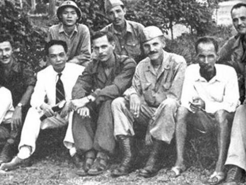 Vo Nguyen Giap et Ho Chi Minh entourant deux agents de l’O.S.S
