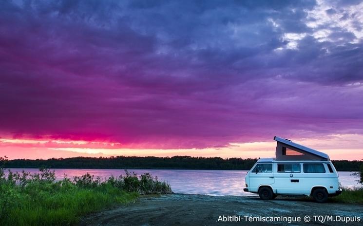 voiture au bord d'un lac au québec