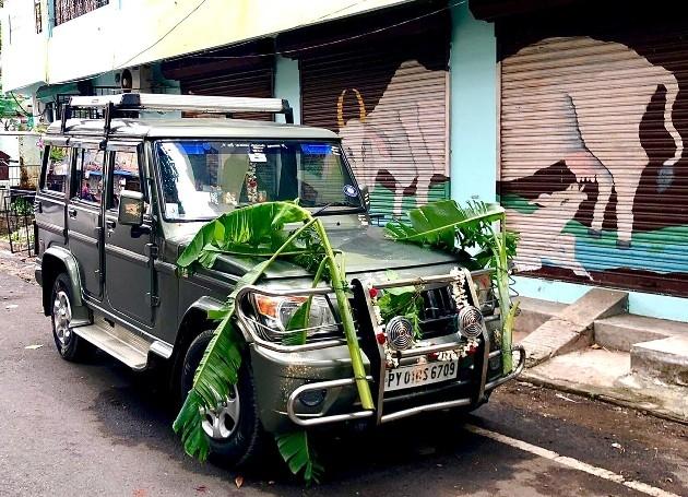 Une voiture décorée pour Ayudha Puja à Pondichéry