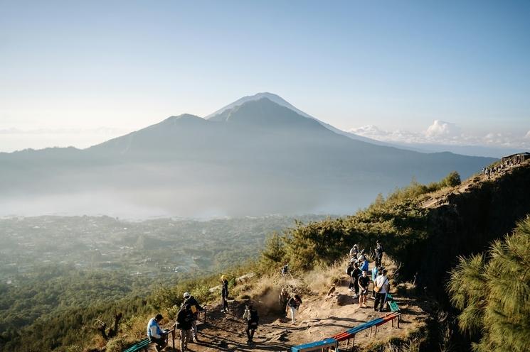 une vue sur un volcan à bali avec un groupe de touristes