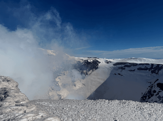 © 2026 justine BOSCO » Au niveau du cratère du volcan Villarrica, la lave n’est pas visible mais la fumée qu’il recrache oui.