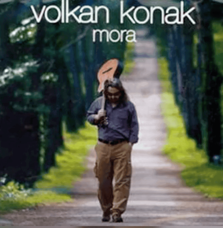 Pochette de l’album Mora de Volkan Konak, sorti en 2006, avec le chanteur marchant guitare à l’épaule