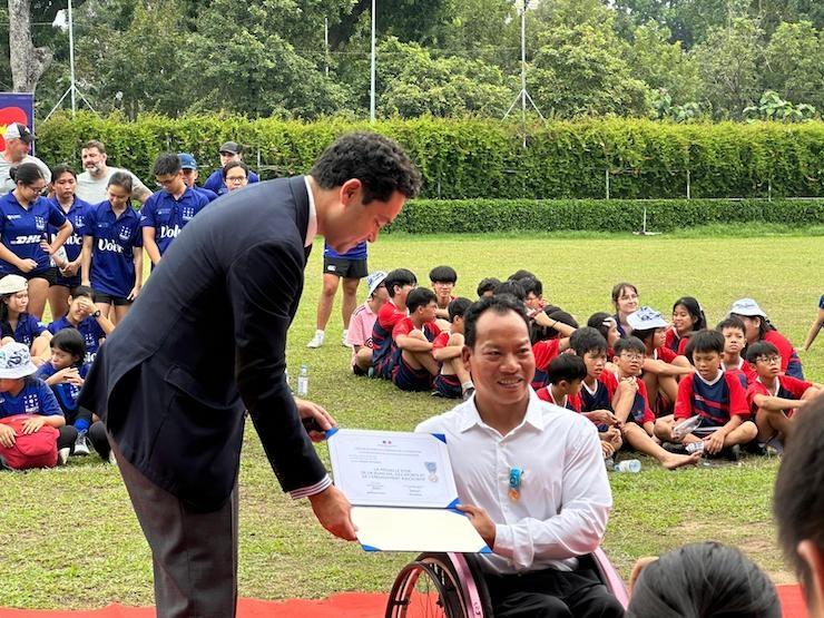 Le Van Cong, athlète paralympique multi-médaillé, récompensé par la médaille d’or du ministère français de la Jeunesse et des Sports