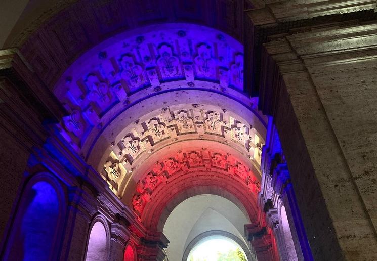 voute du palais farnèse à rome illuminée en bleu blanc rouge