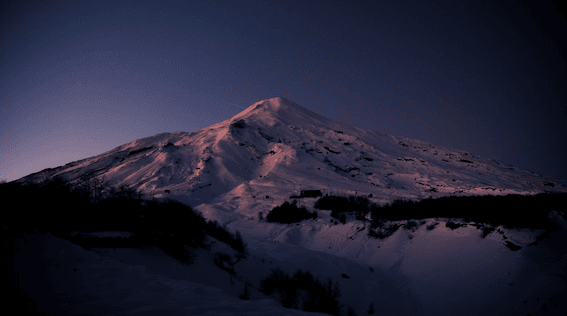 © 2026 Clemente MORA » Le Villarrica au lever du jour, tout juste enneigé de la veille.
