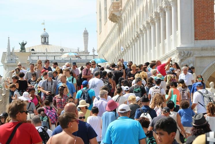 voyage avec un monde sur les sites tourisitiques