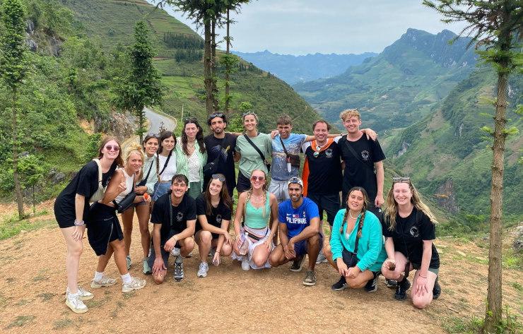 Voyageurs du monde entier sur la boucle de Ha Giang en moto