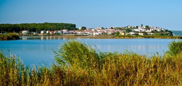 Vue sur le village d’İğneada et ses zones humides, au nord de la province de Kırklareli