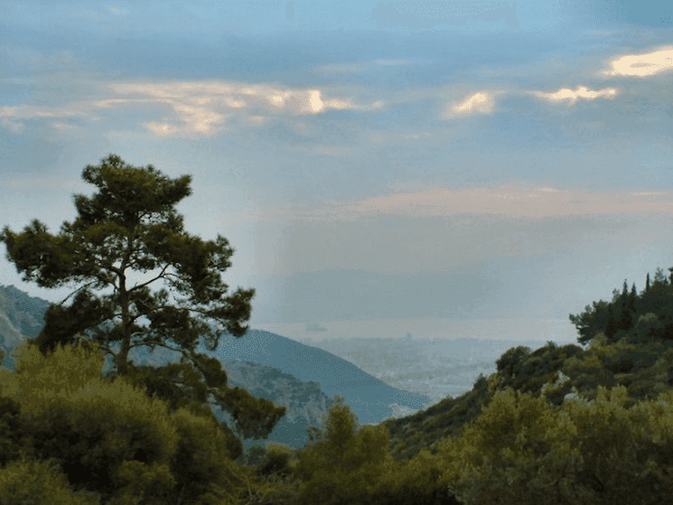 Vue sur la baie d’Izmir depuis le parc naturel du mont Yamanlar, entre pins et collines verdoyantes
