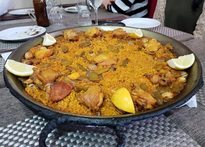 un plat de paella