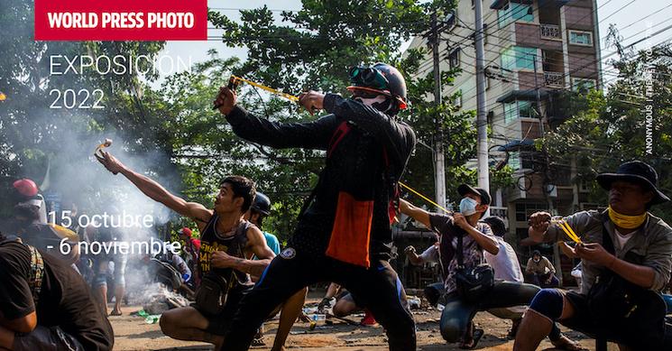 des personnes en train de lancer des pierres