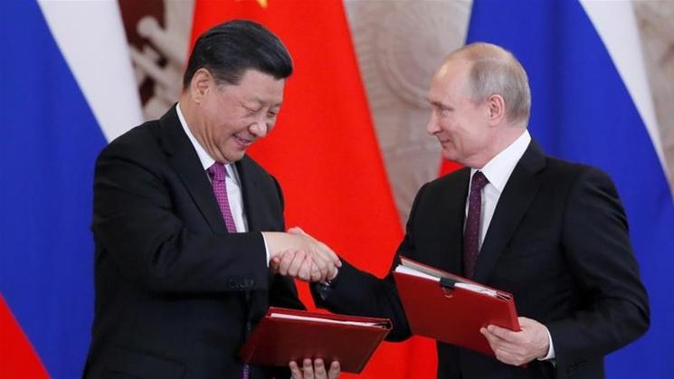 xi jinping et vladimir poutine se serrent la main
