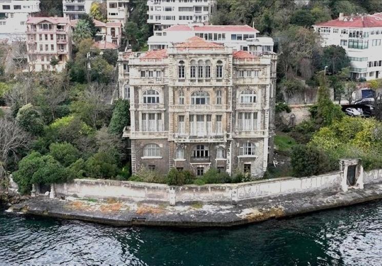 Vue aérienne du yalı de Zeki Pacha à Rumeli Hisarı, demeure ottomane historique posée sur le Bosphore.