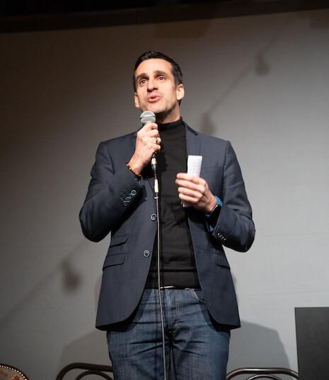 Le sénateur Yan Chantrel en train de faire un discours