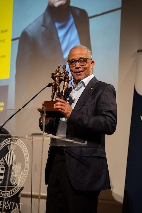 Yasmina Khadra avec le prix du Parlement des écrivains de la Méditerranée au centre culturel la Nau de l'université de Valencia.