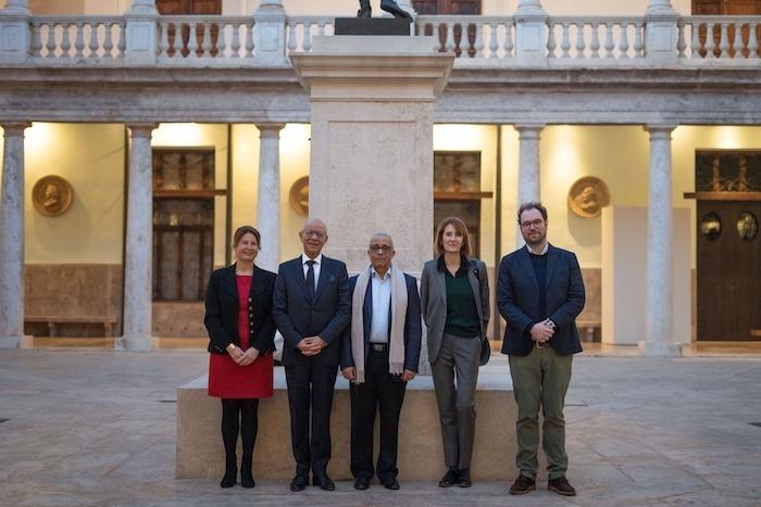 Devant le centre culturel la Nau à Valencia.