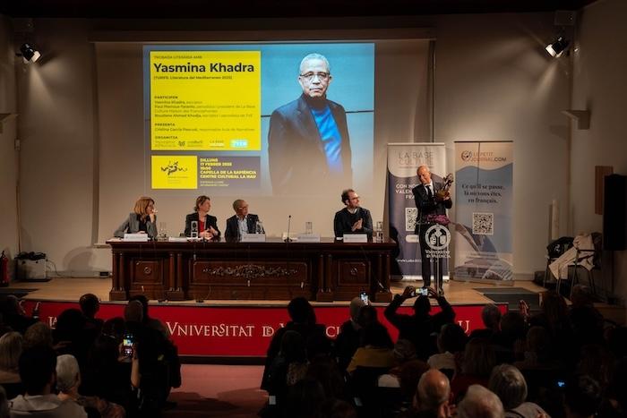 Remise du prix du Parlement des écrivains de la Méditerranée à Yasmina Khadra à l'université de Valence en Espagne.