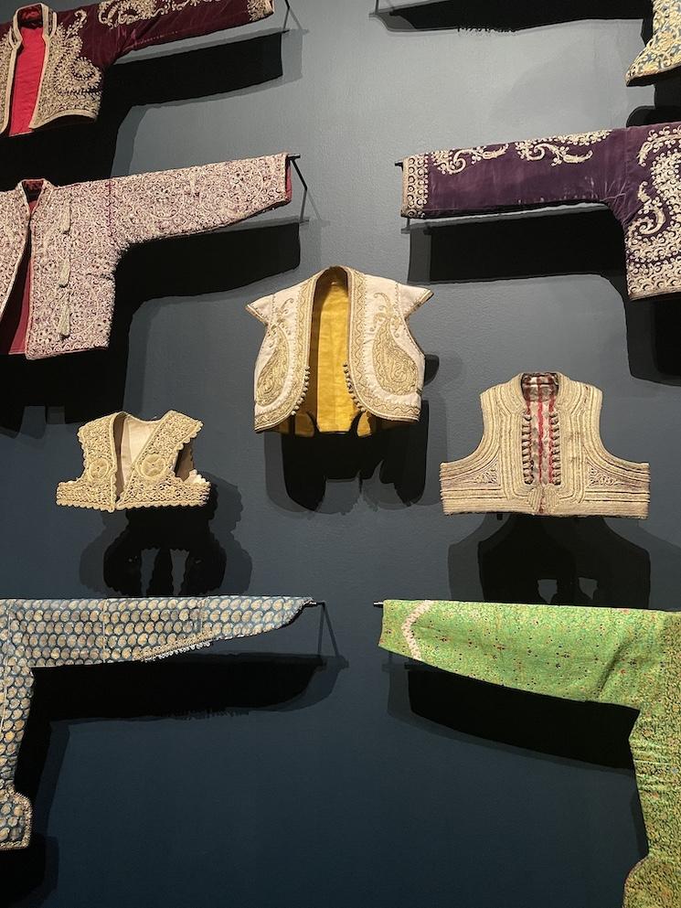 Boléros yelek ornés de broderies exposés à Paris, costumes traditionnels turcs