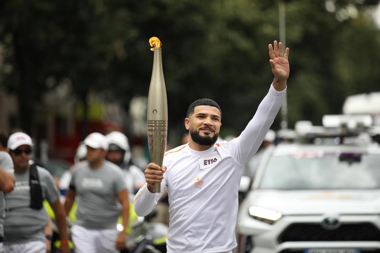 Yurik Mamedov porte la flamme olympique à l’occasion des Jeux olympiques de Paris 2024