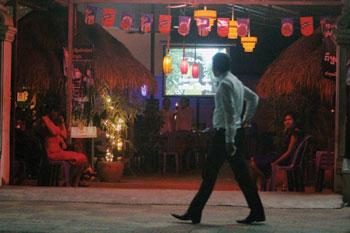 Des hôtesses attendent le client à l'entrée d'un beer garden (Sovan Philong)