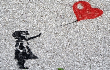 petite fille et coeur rouge de Banksy