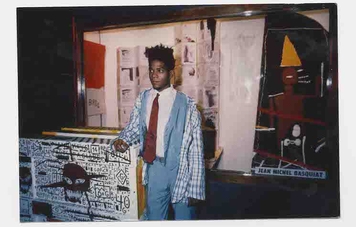 Jean-Michel Basquiat devant ses oeuvres