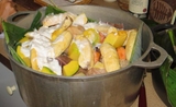 Plat traditionnel kanak de Nouvelle-Calédonie, le bougna enveloppé dans des feuilles de bananier est cuit à l’étouffée dans un four à pierres chaudes.  
