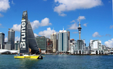 Le bateau de la team Brunel dans la baie d'Auckland