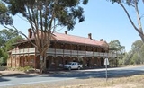 L’historique Shirley Hotel de Bethungra, situé à environ 24 kilomètres de Cootamundra dans la région des NSW's South West Slopes, est offert et pourrait pratiquement être à vous pour seulement 100 $.
