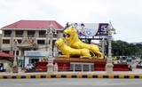 1024px-Golden_Lions_roundabout_Sihanoukville_Cambodia