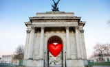 Coeurs géants ballons accrochés partout dans Londres St Valentin Fashion Week 