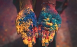 mains tâchées des couleurs de Holi