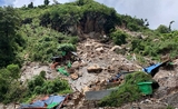 Des maisons apres un glissement de terrain dans le Kayah en Birmanie