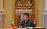 La présidente du Népal Bidya Devi Bhandari signant les accords en Birmanie