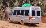 Minibus sur une route de l'état de Kachin en Birmanie