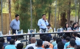 U San Maung Oo s'adressant à des travailleurs birmans en Thaïlande en février 2019