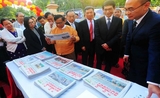 Le Premier ministre de la région de Mandalay U Zaw Myint Maung regarde une édition de Pauk Phaw en BIrmanie