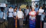 Les associations posant après avoir déposé leur lettre de soutien à la Gambie au bureau des Nations-Unies de Yangon, en Birmanie